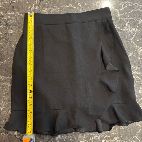 Club Monaco Black mini skirt with ruffled detail - Picture 6 of 7